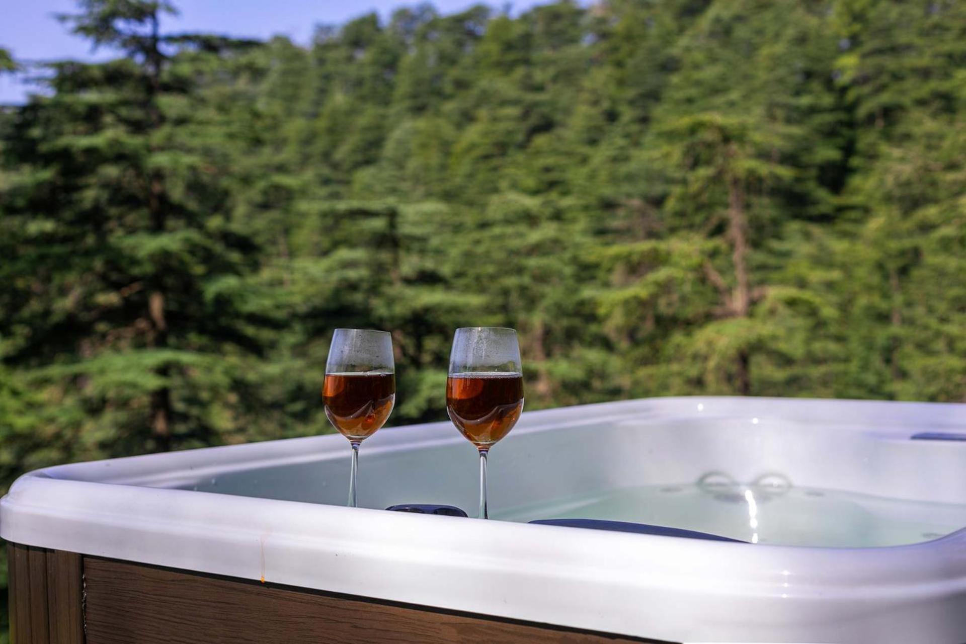 Stayvista At Pine Estate With Outdoor Jacuzzi ชิมลา ภายนอก รูปภาพ